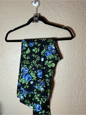 Lularoe Leggings Women’s Size TC Tall & Curvy Fits Sizes 12-18 Blue Roses